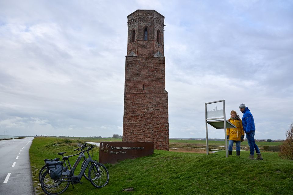 Fietsers afgestapt bij Plompe Toren