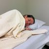 Foto van een vrouw die in bed ligt