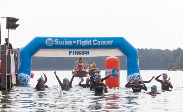 Opblaasbare finischboog in het water tijdens Swim & Dance to Fight Cancer bij IJzeren Man in Vught