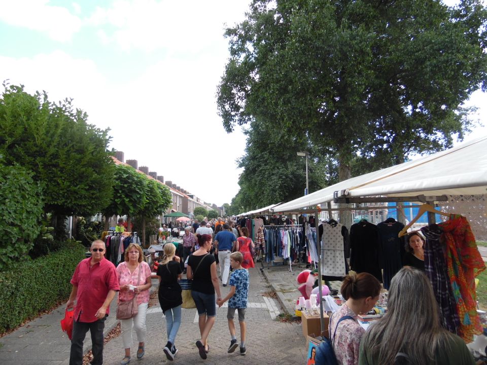 Mensen die op de markt lopen in de Hanzepolder