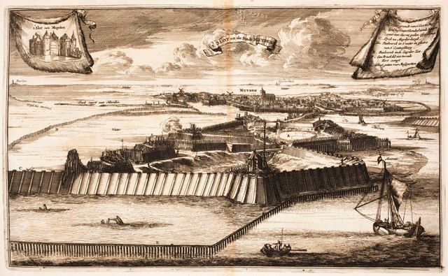 Op deze kopergravure zie je een oude vestingstad met ravelijnen. In de verte het dorp met de kerk.