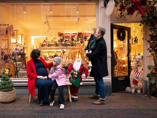Een gezin voor een winkel in Delft