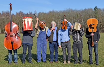 Foto van het kwartjesvolk die komt optreden, ze hebben allemaal hun instrument voor hun gezicht.