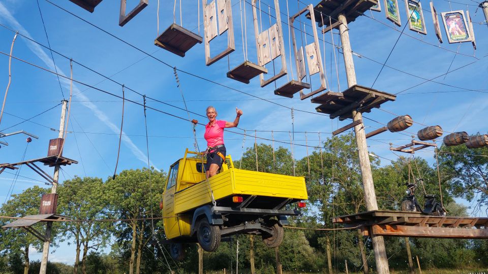 Vrouw aan het klimmen in klimpark