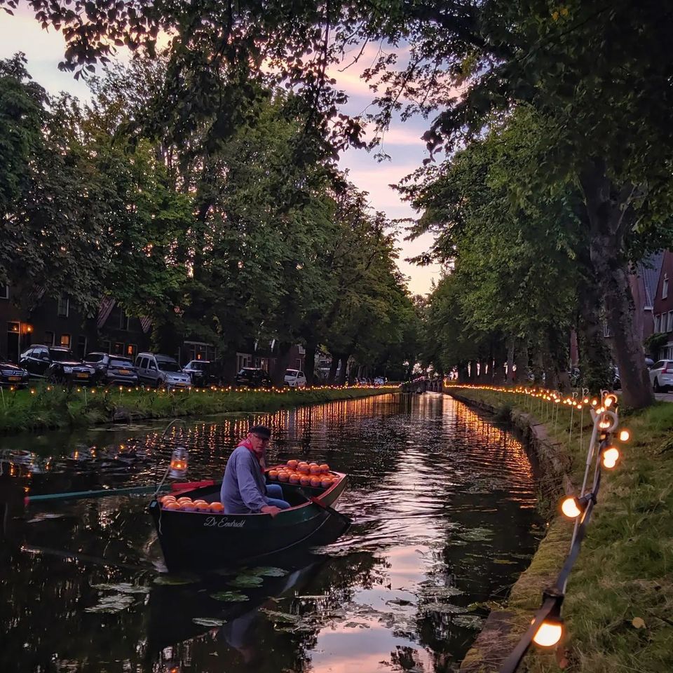 Kaasdrager in een boot in Edam tijdens de avond Kaasmarkt.