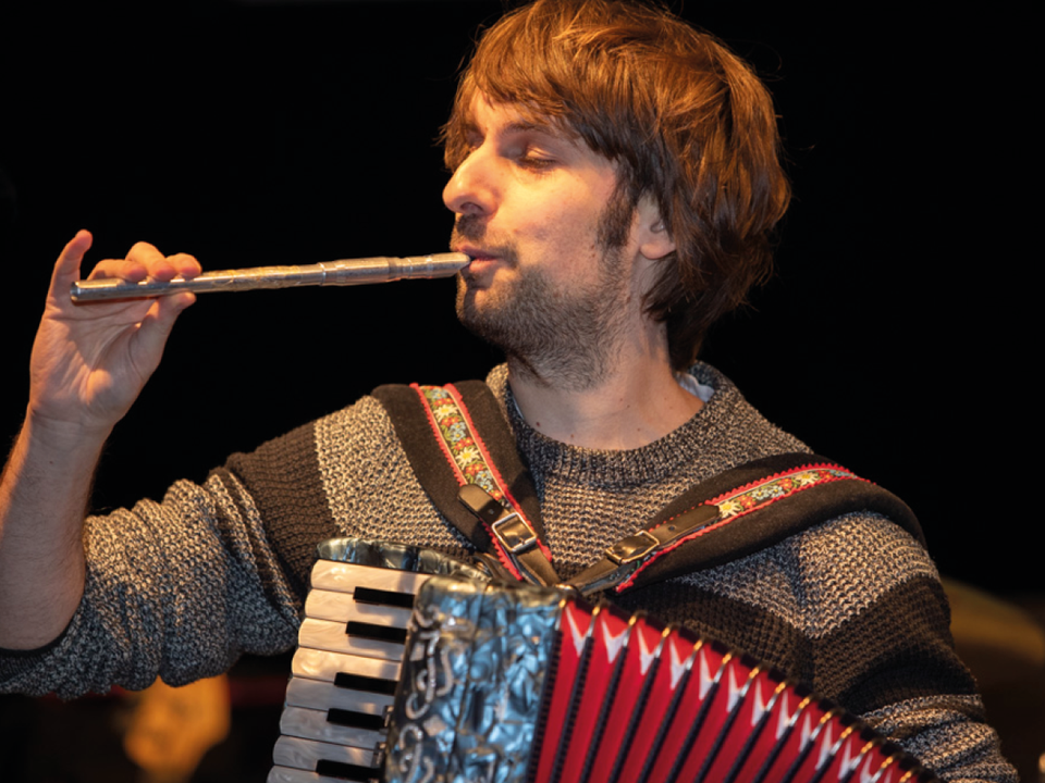 Luuk Lenders die meerdere instrumenten tegelijk speelt