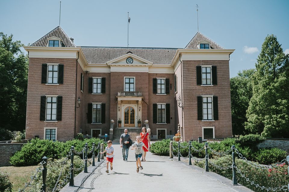 Gezin loopt Huis Doorn uit, door de tuinen