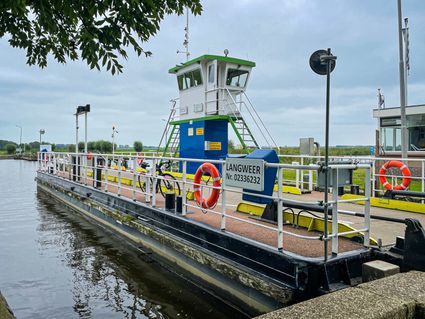 Het veer is voor auto's, fietsers en voetgangers