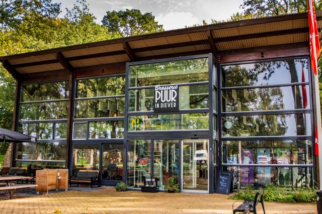 De voorkant van Brasserie Puur dat voornamelijk uit glas bestaat.