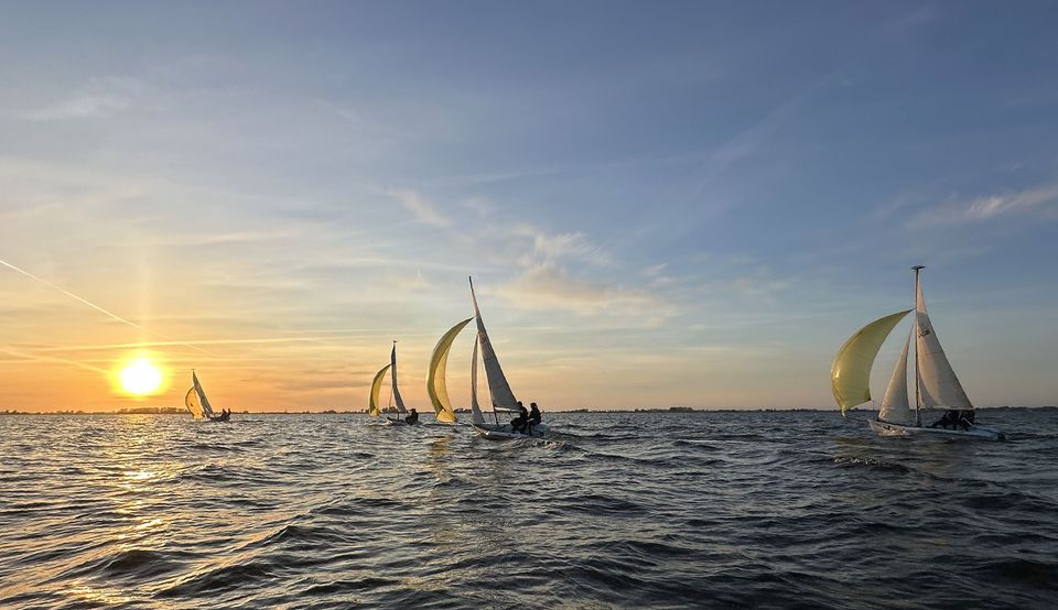 Avondzeilen bij ondergaande zon.