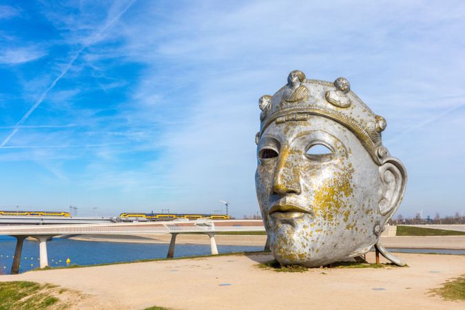 Het kunstwerk 'Gezicht van Nijmegen', een enorm vergrote versie van een Romeins ruitermasker.