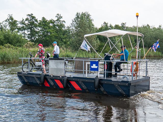 De pont halverwege de oversteek
