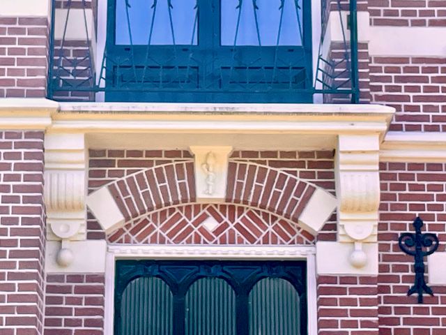 Esculaapteken op de gevel van een huis op de Middenweg