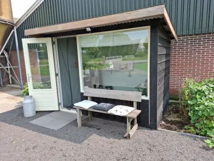 Gezellige softijs-tap bij Boerderij De Lente in Kamerik met bankje, picknickplek en landelijke sfeer in het Groene Hart.