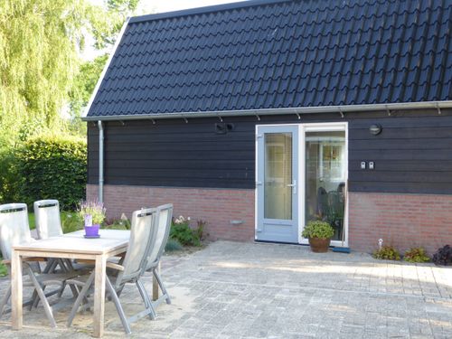Het terras met tafels en stoelen bij B&B Beemster Oase