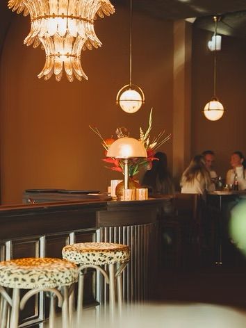 Bar van Allora met op de achtergrond mensen die zitten te eten