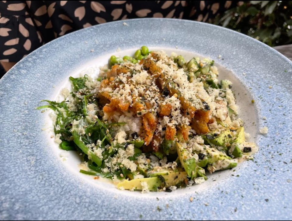 Een bord met aziatisch eten