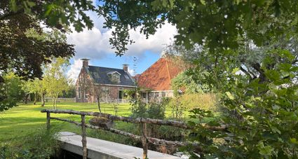 Hiddema State — een Fries erf vlak bij Leeuwarden, omgeven door weidse weilanden en water. Een plek waar rust, natuur en gemeenschap samenkomen.