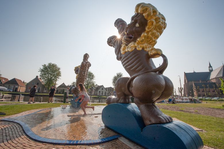 De 11fountains fontein 'Woeste Leeuwen' in Workum.