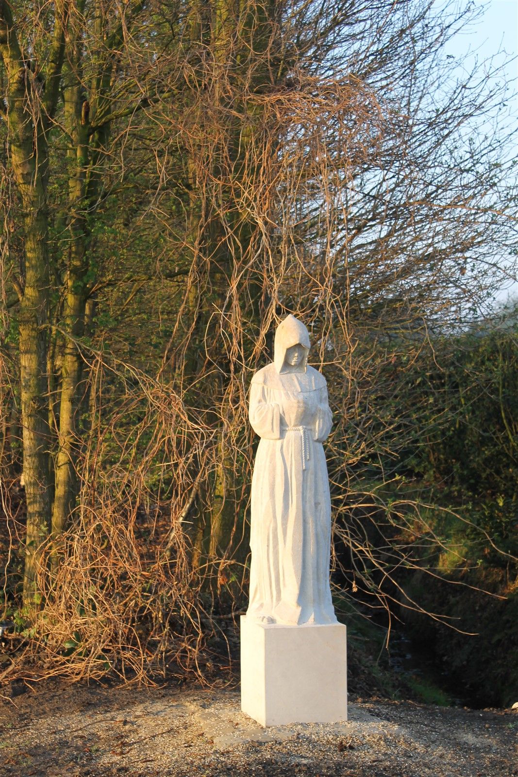 Beeld van jonge Norbertijn (monnik)