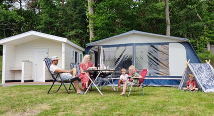 Geräumige Stellplätze auf dem Campingplatz Drouwenerzand mit privatem Sanitär, kostenlosem WLAN und durch Sträucher abgegrenzt. Ganz in der Nähe ein schöner Spielplatz.