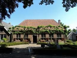 Op de Brink in Diever met rondom een aantal terrassen ligt dit leuke en interessante museum voor jong en oud. Tussen knooppunten 51 en 80
