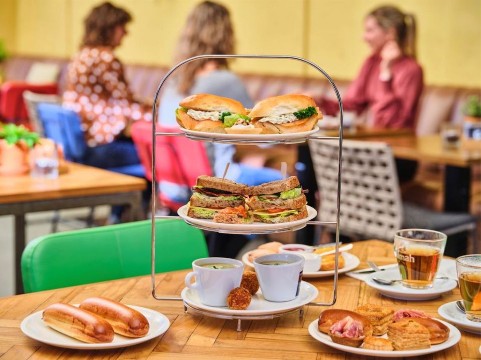 Indeling van de Kazerne in Oisterwijk met op de voorgrond een lunch met Brabantse worstenbroodjes.