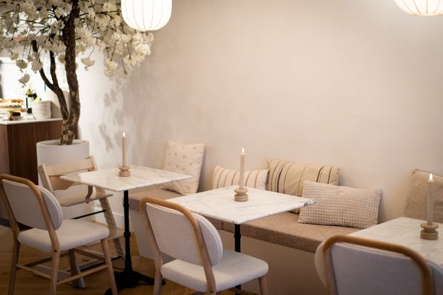 Witte cozy interieur met decoratie op tafels