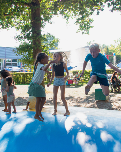 Zwembad Batenstein Buiten Woerden, provincie Utrecht, Groene Hart, zomerse sfeer bij het openluchtzwembad met waterspeelplaats, spelende kinderen, ligweide, speeltoestellen en gezinnen tijdens een dagje uit.