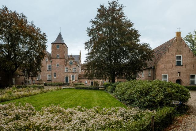 Sint-Catharinadal klooster omringd door groen voorzieningen