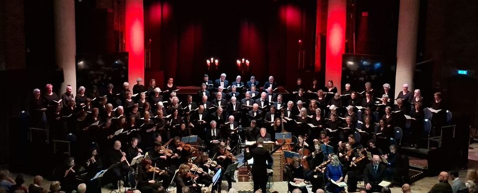 Een foto van een koor in een zaal