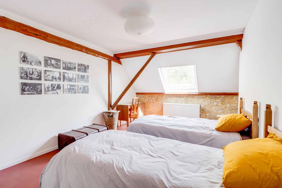 Ruime kamer met twee eenpersoonsbedden en eigen badkamer