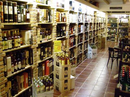 Etalage Wijn & Whiskyschuur met allemaal verschillende soorten drank in fles