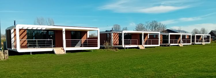 Onze moderne en luxe chalets, gebouwd door Cube-Homes en nieuw geplaatst in 2024, en zijn te boeken vanaf 3 nachten.