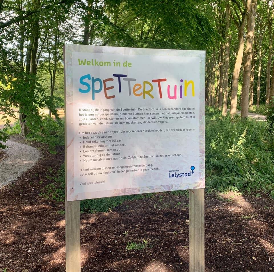 Bord ingang spettertuin met regels.