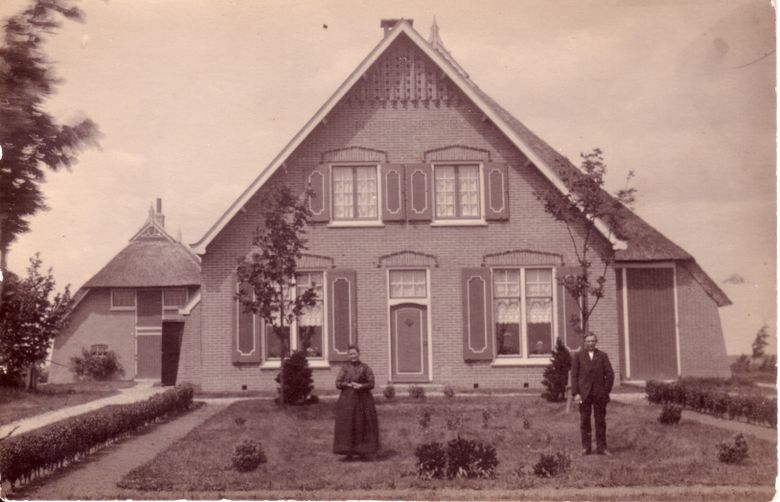Trijntje Tiesinga en Hendrikus Vochteloo voor boerderij Nieuw Weper in 1928