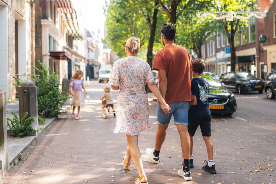 Gezin wandelt door de binnenstad van Harlingen