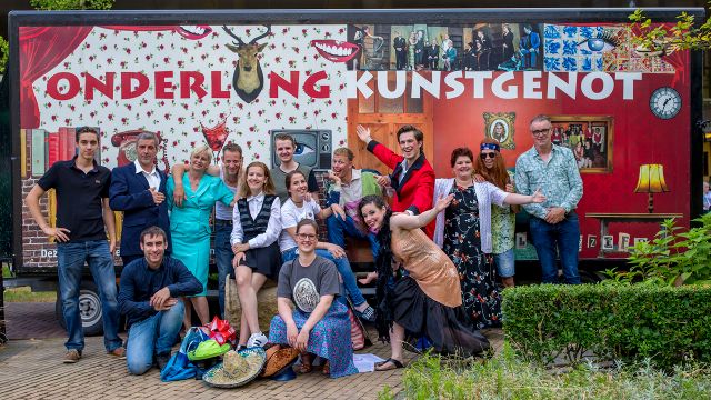 groepsfoto toneelspelers in toneelkledij