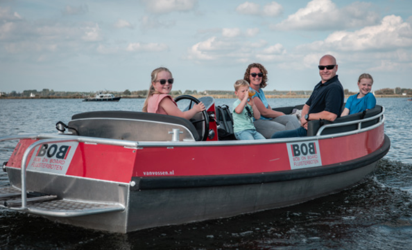 Gezin die in een boot vaart