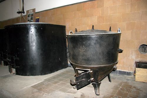 Ketels in de keuken Fort bij Spijkerboor.