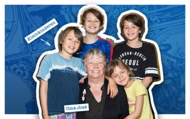 Oma José en haar kleinkinderen voor Delft is Goud