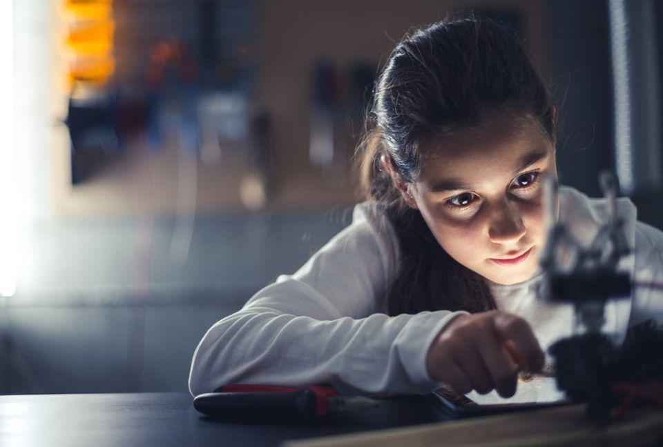 Meisje geconcentreerd aan het werk