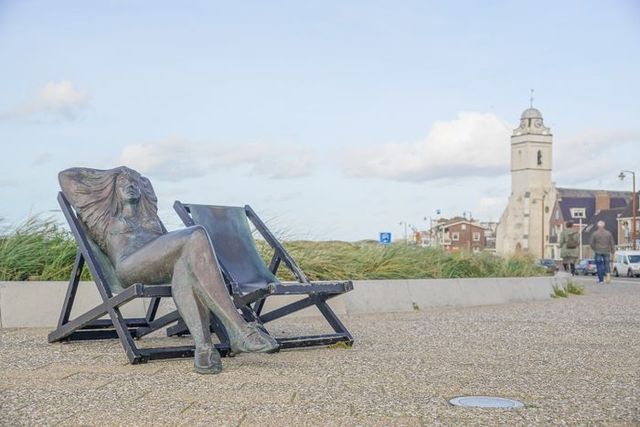 Kunstwerk in Katwijk aan Zee, beeld van een strandstoel op de Boulevard.