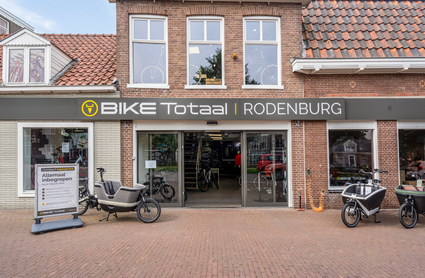 De voorgevel van Bike Totaal Rodenburg aan de Prins Hendrikkade in Sneek, met fietsen voor de winkel