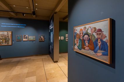 Interieur Jopie Huisman Museum - met een groot schilderij op de voorgrond