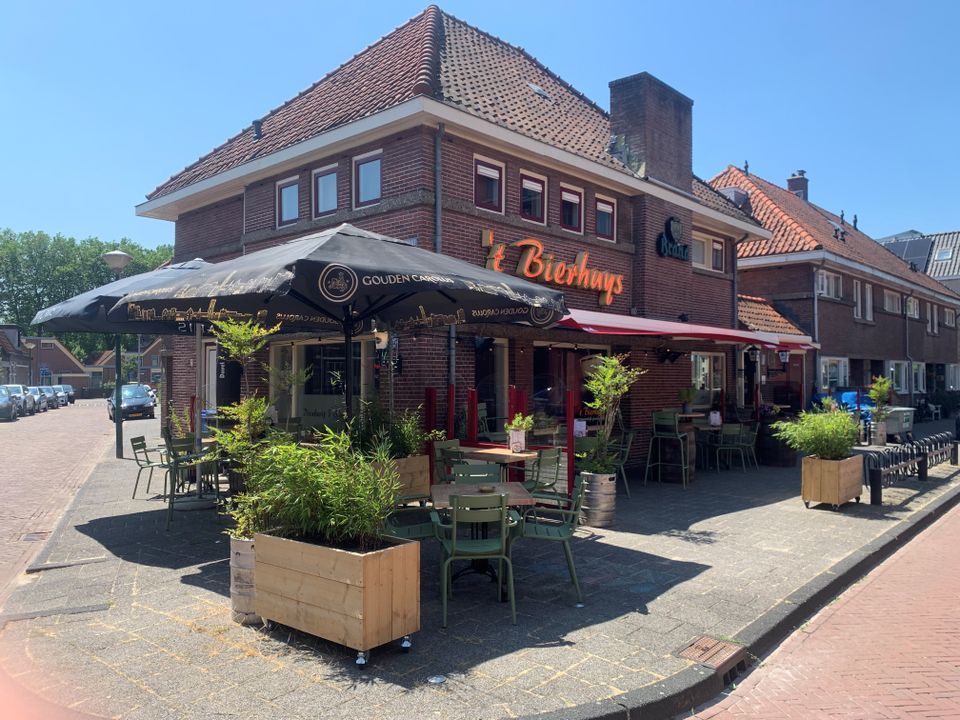 Drinkerij ’t Bierhuys in Woerden met het terras aan de Van Oudheusdenstraat.