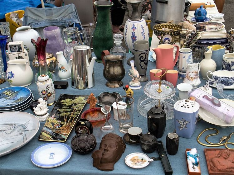 Tweedehands servies op een tafel voor de verkoop