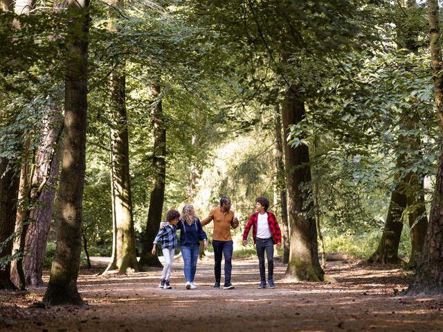 Een gezin tijdens een wandeling het Bredase Mastbos