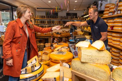 Winkelen in Sneek bij de kaasboer