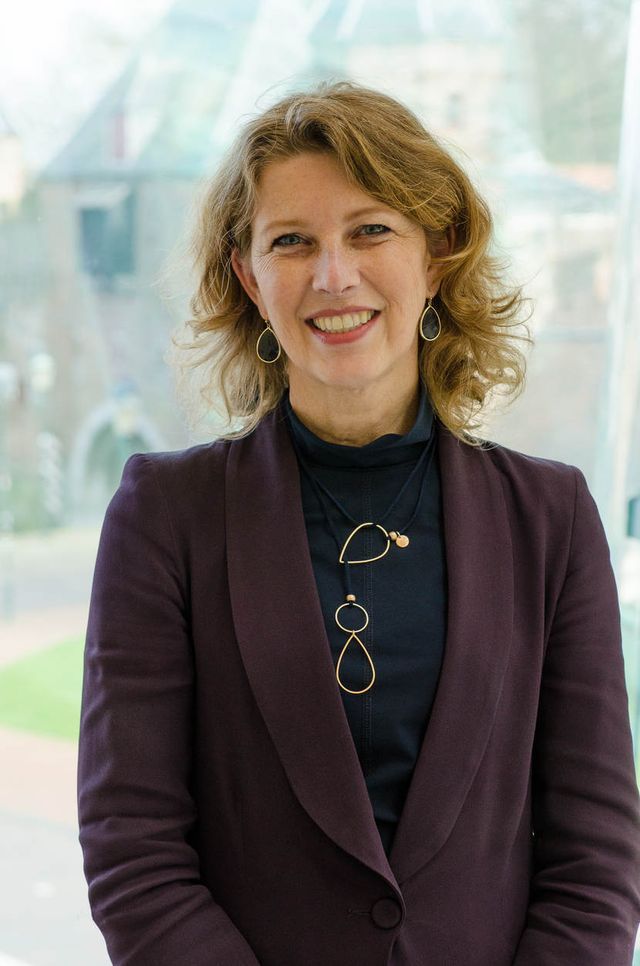 Een staande portretfoto van Susan Lammers, algemeen directeur van de Rijksdienst voor Cultureel Erfgoed.